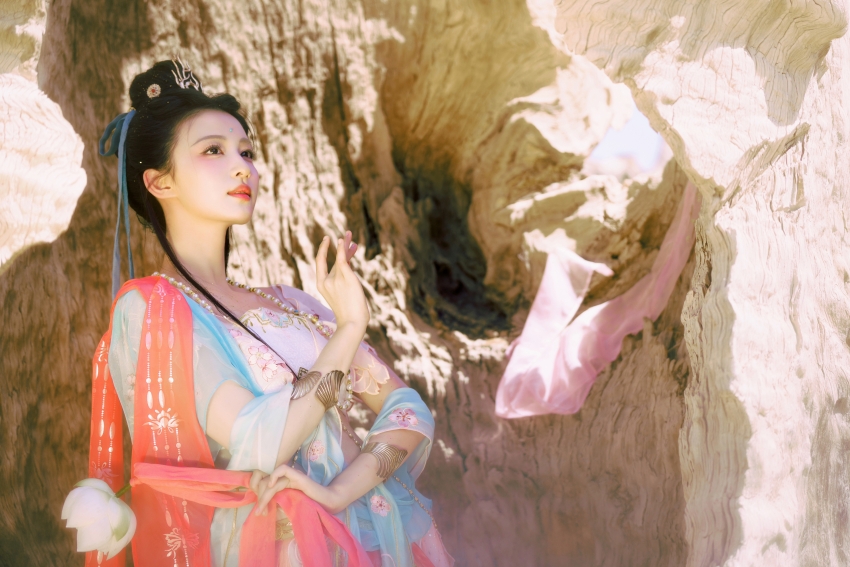 墓园野妓  莫泊桑